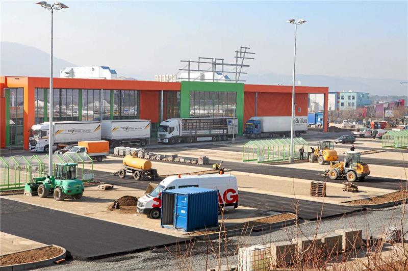 Innen werden die Regale gefüllt, außen die letzten Arbeiten erledigt: Der Globus-Baumarkt rüstet sich für die Eröffnung.  Fotos: Schenk