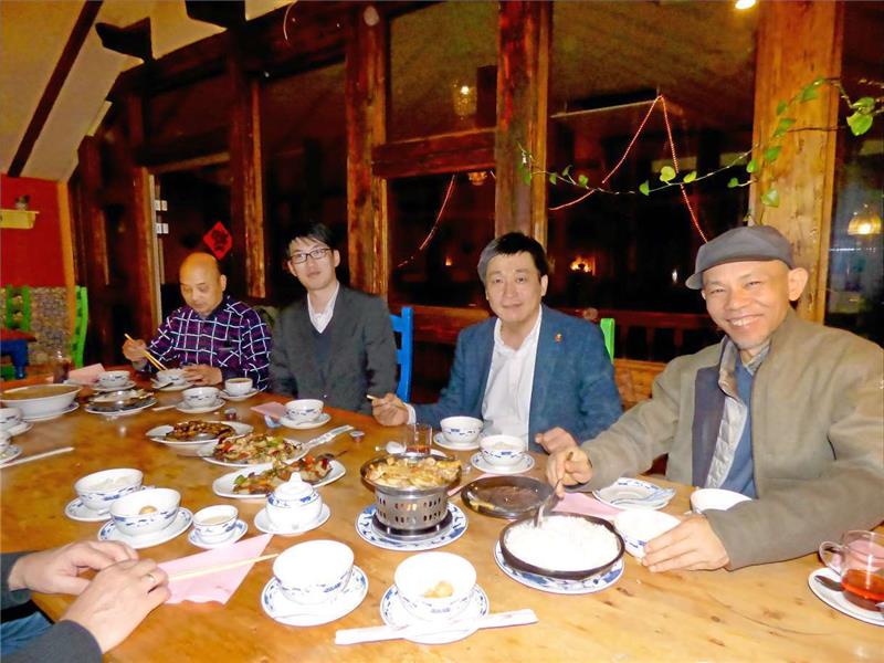 Innenarchitekt Weiquiang Yu (li.) und Designer Xie Xiang Yu (re.) mit Geschäftsführer Zhao Boamin (2.v.re.) und Büroleiter Xiaochen Fu.