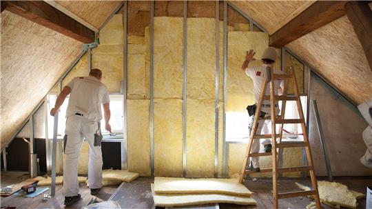 Innenausbau des Daches: Eine ordentliche Dämmung spart viel Energie.
