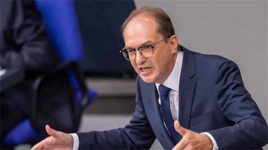 Innenminister Alexander Dobrindt rechnet mit weiteren hybriden Angriffen auf Ziele in Deutschland. 