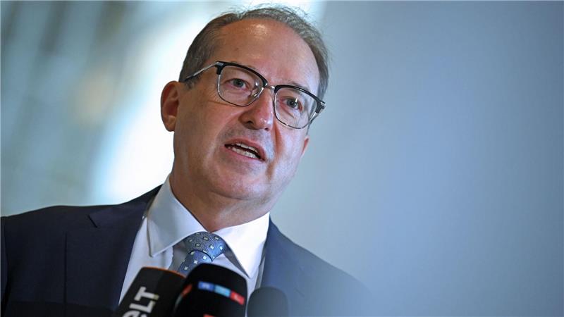 Innenminister Alexander Dobrindt warnt vor einer abstrakten Terrorgefahr. (Archivbild)