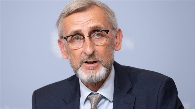 Nach AfD-Einstufung: Minister lehnt Gesinnungsprüfung ab Innenminister Armin Schuster lehnt nach AfD-Einstufung anlasslose Gesinnungsprüfung für Beamte mit AfD-Mitgliedschaft ab. (Archivbild)