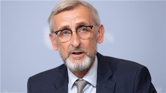 Innenminister Armin Schuster lehnt nach AfD-Einstufung anlasslose Gesinnungsprüfung für Beamte mit AfD-Mitgliedschaft ab. (Archivbild)