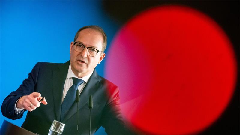Innenminister Dobrindt hatte den Verein wenige Tage nach Amtsantritt verboten. (Archivbild)