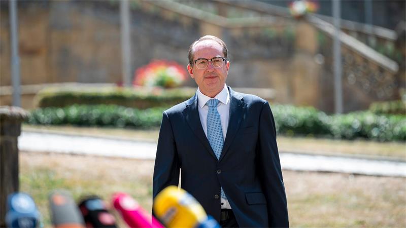 Innenminister Dobrindt plädiert für Ausweitung der Überwachungsmöglichkeiten. 