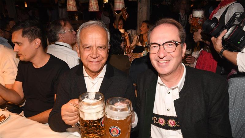Wiesn-Halbzeit: Viel Andrang, gutes Wetter und zwei Unglücke Innenminister Dobrindt stößt mit sein italienischen Kollegen Piantedosi an.