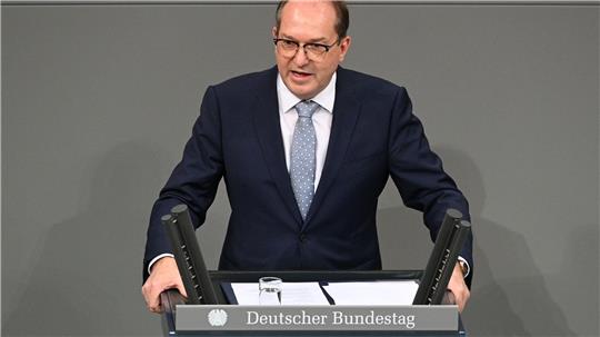 Innenminister Dobrindt warnt vor Anreizen für illegale Migration.