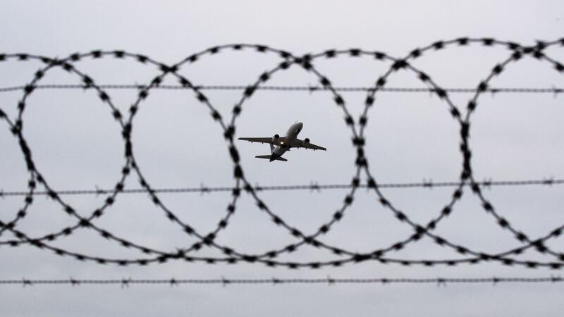 Innenminister einig bei Abschiebung von „Gefährdern“ Innenminister von Bund und Ländern sind sich einig: Straftäter und islamistische „Gefährder“ sollten wieder nach Afghanistan und Syrien abgeschoben werden.