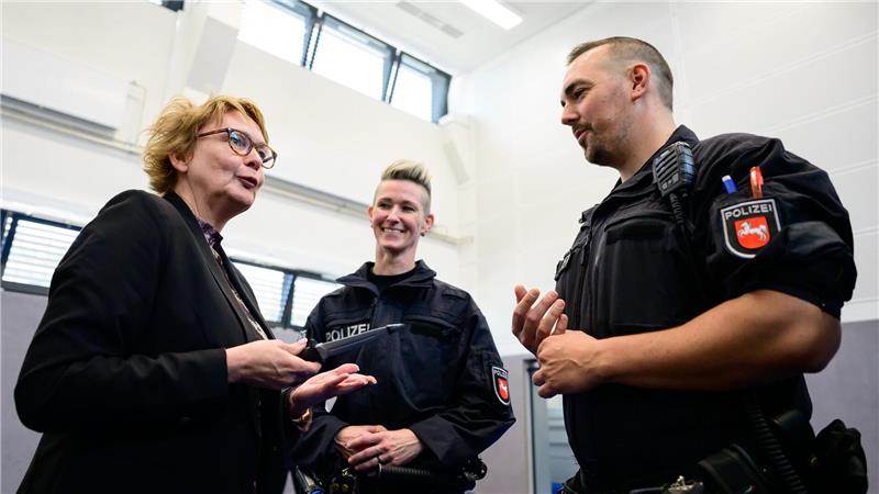 Innenministerin Behrens, hier mit einem Übungsmesser der Polizei, sieht veränderte Herausforderungen für die Sicherheitsbehörden. (Archivbild)
