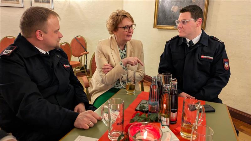 SPD-Neujahrsempfang in Bad Harzburg: 2026 bringt Herausforderungen Innenministerin Behrens kommt nach ihrer Rede unter anderem mit Patrick Maibaum, Ortsbrandmeister Bündheim-Schlewecke, Dennis Kronjäger, dem stellvertretenden Stadtbrandmeister, und Alexander Waldorf vom Deutschen Roten Kreuz (nicht im Bild) ins Gespräch.