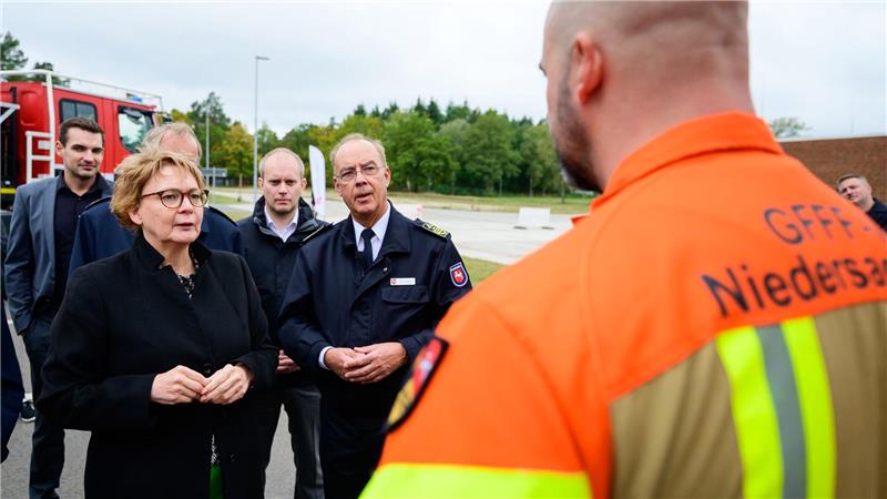 Innenministerin Daniela Behrens hat dem Landesamt für Brand- und Katastrophenschutz in Celle 56 neue Einsatzfahrzeuge übergeben. 