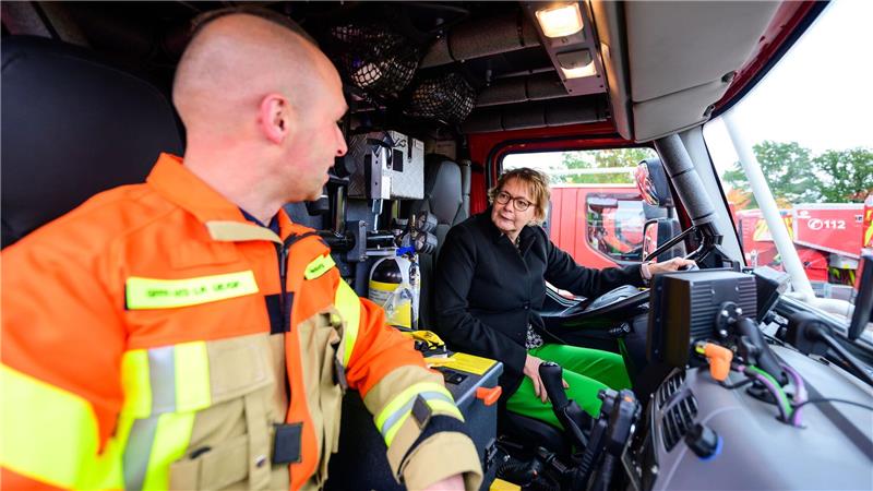 Innenministerin Daniela Behrens in einem Waldbrandtanklöschfahrzeug.