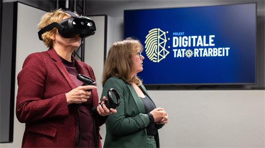 Innenministerin Daniela Behrens (links) begeht mit einer digitalen Brille einen Übungs-Tatort im neuen XR-Labor im Kriminaltechnischen Institut. Der SPD-Politikerin wurde dabei laut eigener Aussage etwas schwindelig.