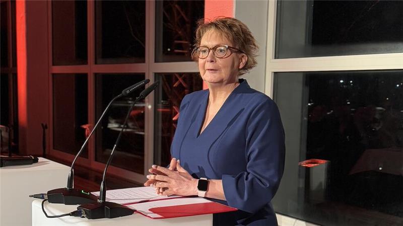 Innenministerin Daniela Behrens stellt die Digitalisierung und die Finanzierung der Kommunen in den Mittelpunkt ihrer Rede.