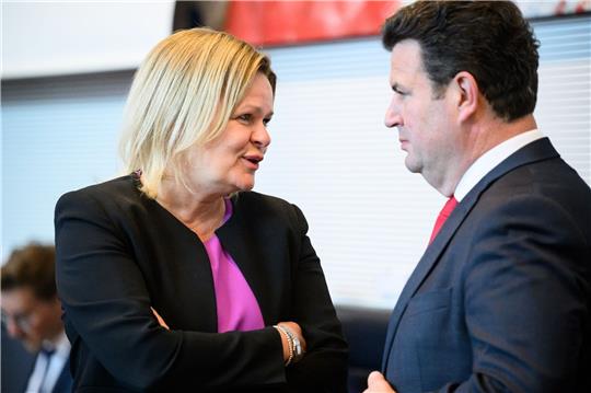 Innenministerin Nancy Faeser (l) und Arbeitsminister Hubertus Heil (beide SPD) wollen KIs im Arbeitsumfeld einsetzen.