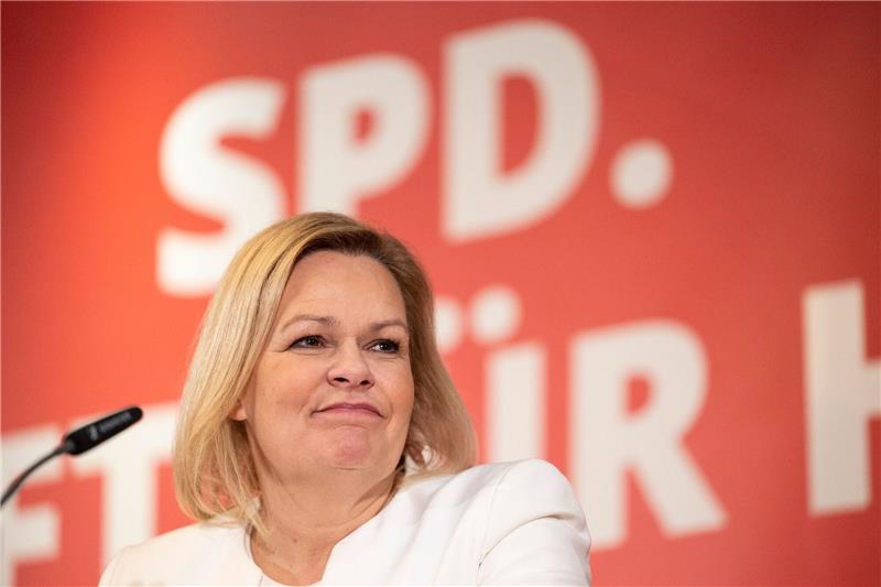 Bundesinnenministerin ist Hessens SPD-Spitzenkandidatin Innenministerin Nancy Faeser(SPD) steht als erste Frau in der Geschichte der Bundesrepublik an der Spitze des Bundesinnenministeriums.