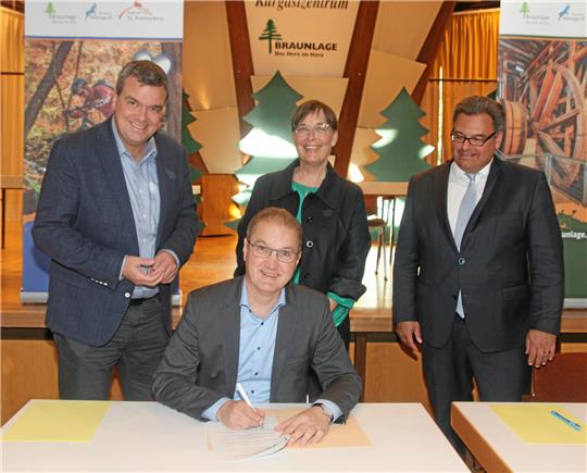 Innenstaatssekretär Stephan Manke (vorn) voriges Jahr bei einem Termin in Braunlage. Foto: Eggers