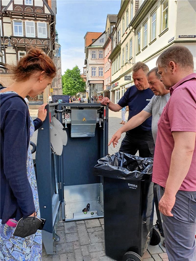 Stadt Goslar testet intelligente Mülleimer Innenstadtmanagerin Ina Stelle und (von rechts) Tiefbau-Chef Mathias Brand lassen sich von den Eurawasser-Mitarbeitern Thomas Lindner und Thorsten Lüking das Mülleimer Modell „Mr. Fill“ genauer erläutern. Foto: Stadt Goslar