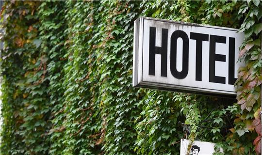 Innerhalb des Gastgewerbes schnitten Hotels und sonstige Beherbergungsbetriebe im September besser ab als die Gastronomie.