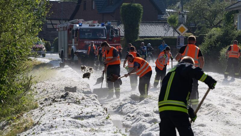 Unwetter in Teilen Deutschlands - Fanzonen betroffen Innerhalb einer Viertelstunde überfluteten teils vier Zentimeter große Hagelkörner Straßen in Hildburghausen in Thüringen.