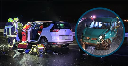 Innerhalb kürzester Zeit kam es im Landkreis Goslar am Sonntagabend zu drei Verkehrsunfällen. Bei Rhüden krachte es auf der B 82 (großes Foto) und auch auf der A 7 gab es einen Unfall mit Verletzten (Kreis). Fotos: Feuerwehr Rhüden, Feuerwehr Seesen