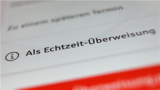 Innerhalb von Sekunden ist das Geld von einem aufs andere Konto überwiesen. (Symbolbild)