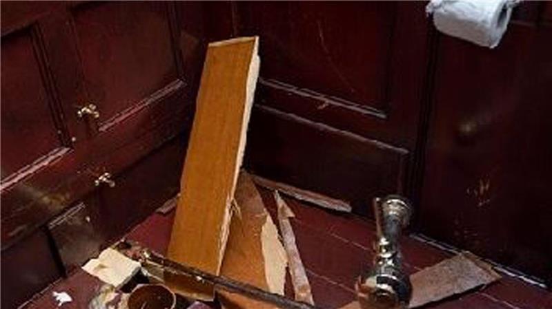 Innerhalb weniger Minuten rissen die Einbrecher die goldene Toilette heraus. (Archivbild)