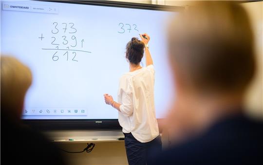 Insbesondere Frauen reduzieren häufig ihre Arbeitszeit: Bei Lehrerinnen war die Teilzeitquote mit 49,9 Prozent mehr als doppelt so hoch wie bei ihren männlichen Kollegen.