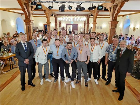 Insbesondere für ihren Aufstieg in die 6. Liga dürfen sich die Fußballer der TSG Bad Harzburg, eingerahmt durch Bürgermeister Ralf Abrahms (li.) und AG-Sport-Sprecher Hans-Herwig Schlottke (re.) Mannschaft des Jahres nennen. Einzelsportlerin des Jahres ist Silke Ahrens (kleines Bild), Einzelsportler des Jahres in Abwesenheit Collin Petereit.  Fotos: Exner