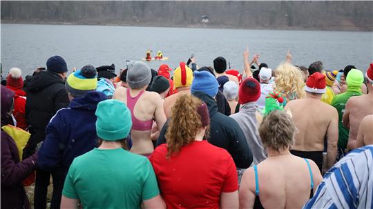 Menschenmenge in Badeklamotten