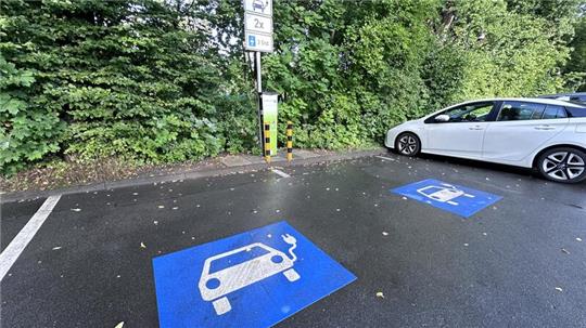Insgesamt 18 öffentliche Ladepunkte (hier die der Stadtwerke vor dem Ärztehaus) gibt es aktuell in Bad Harzburg. Es müssen bald mehr werden.