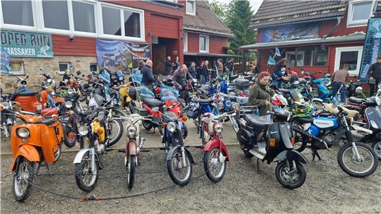 Insgesamt 70 Zweitakter der 50-Kubikzentimeter-Klasse sind drei Tage lang im Harz unterwegs.
