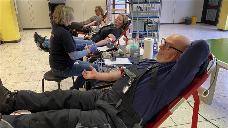 Das DRK Braunlage freut sich über viele Helfer und viele Spender Insgesamt 74 Spendewillige lassen sich im Schulzentrum ihr Blut abzapfen.