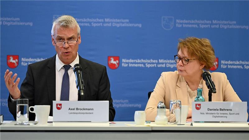Weniger Straftaten, aber mehr Messerangriffe Insgesamt aber sank 2025 die Zahl der Straftaten im Land, wie Landespolizeipräsident Axel Brockmann sagt.