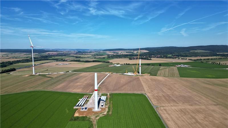 Windpark Bornhausen schreitet voran Insgesamt entstehen an der Autobahn 7 im Dreieck der Ortschaften Bornhausen, Bilderlahe und Seesen sechs Windräder. Vier Anlagen vom Typ Vestas V-150 werden eine Nabenhöhe von 166 Metern und einen Rotordurchmesser von 150 Metern haben, was einer Gesamthöhe von 241 Metern entspricht. Hinzu kommen zwei Windenergieanlagen gleichen Typs mit einer Nabenhöhe von 145 Metern plus Rotordurchmesser von 150 Metern – das ergibt eine Gesamthöhe von 220 Metern. Foto: Neuendorf