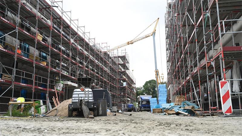Insgesamt entstehen zurzeit sechs Dienst- und elf Unterkunftsgebäude.
