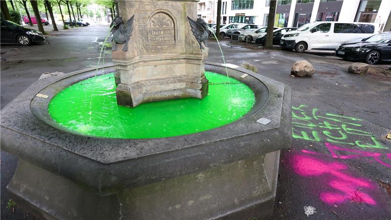 Insgesamt färbten die Aktivisten das Wasser von Brunnen in 17 Städten.