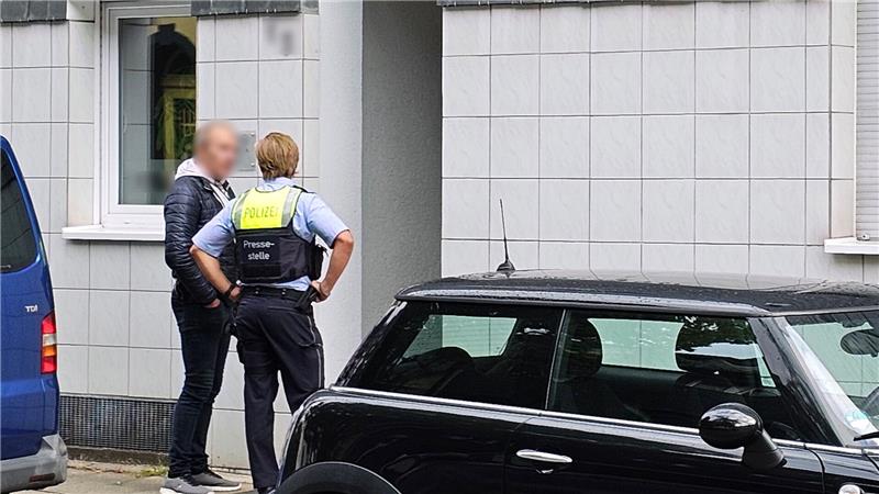 Razzia nach Terrorverdacht: Was wir wissen - und was nicht Insgesamt fanden Maßnahmen zeitgleich in sechs Objekten in den Städten Essen, Dortmund, Düsseldorf und Soest statt, wie die Generalstaatsanwaltschaft Düsseldorf und die Polizei Essen mitteilten.