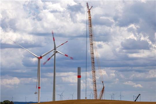 Insgesamt gab es damit in Deutschland nach Branchenangaben zum Jahresende 28.677 Windräder mit einer Leistung von zusammen rund 61 Gigawatt.