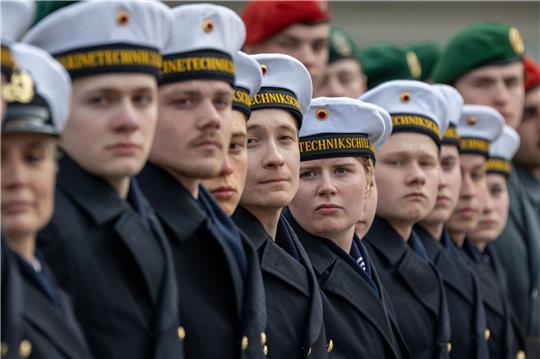 Insgesamt haben im vergangenen Jahr 15.935 Männer und 2867 Frauen den Dienst bei der Bundeswehr angetreten, in Summe also 18.802 Rekruten.