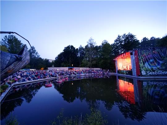Insgesamt mehr als 1800 Veranstaltungen an den 185 Öffnungstagen zählt die Laga – hier ein Konzert auf der Seebühne. Foto: Laga