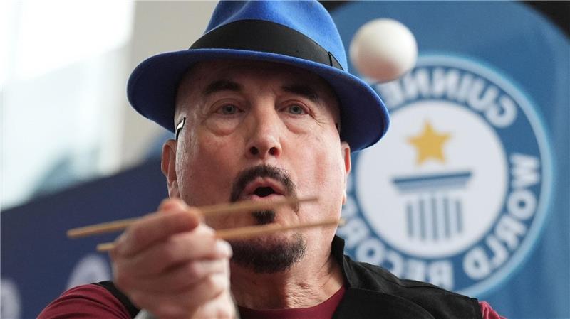 Insgesamt schaffte es Joe Alexander, elf Eier mit den Stäbchen zu fangen.  