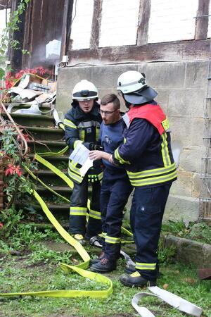 Kreisfeuerwehr Northeim beschert Blaulichtgewitter über Upen Insgesamt sechs Personen wurden aus dem „brennenden Bauernhaus“ gerettet.