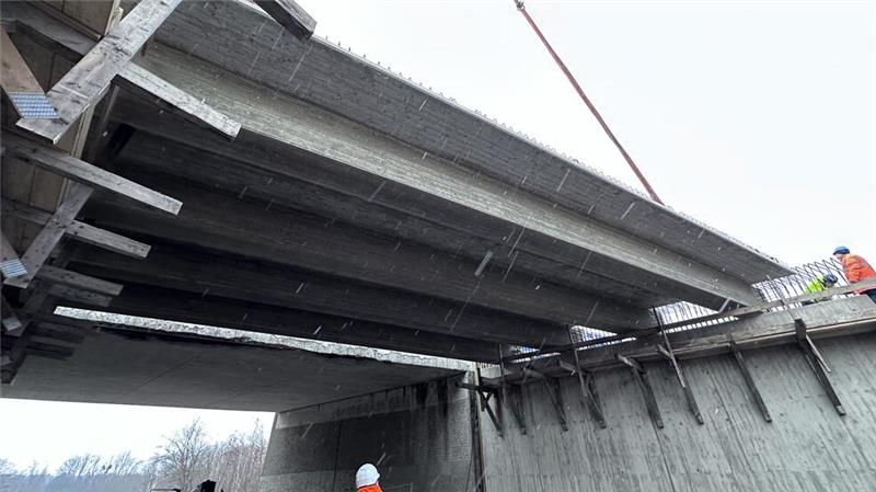 Insgesamt sieben Fertigteile werden die neue Fahrbahn Richtung Braunschweig bilden.