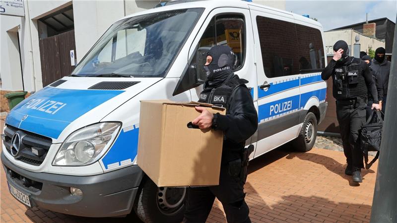 Rechte Jugendgruppen wachsen schnell - bundesweit vernetzt Insgesamt sitzen inzwischen acht mutmaßliche Mitglieder der rechtsextremistischen Vereinigung „Letzte Verteidigungswelle“ in Untersuchungshaft.
