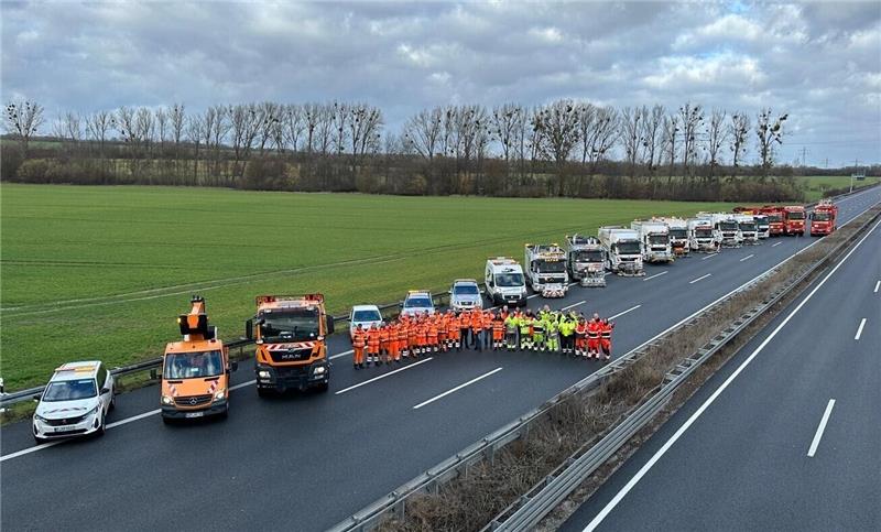 Wieder freie Fahrt auf der A7 – mit eingeschränktem Tempo Insgesamt waren bis zu 21 Spezialfahrzeuge von unterschiedlichen Reinigungsfirmen und der Autobahnmeisterei Göttingen auf dem rund 60 Kilometer langen, dreispurigen Autobahnabschnitt der A7 sechs Tage lang im Einsatz. Foto: Die Autobahn.
