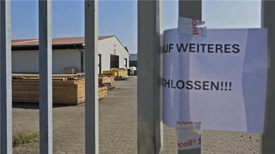 Insolvenz bei Heinemann: Das Werkstor bleibt zu, im Hintergrund sind einige Türen wieder geöffnet.