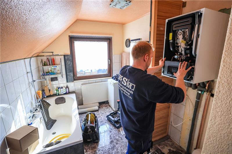Einigung beim Verbot neuer Öl-und Gasheizungen Instalation einer modernen Gasbrennwerttherme in einem Einfamilienhaus.