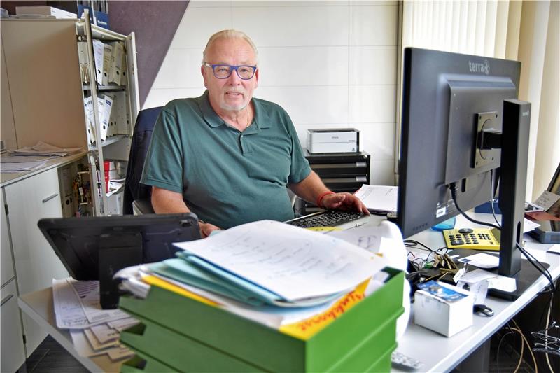 Extreme Nachfrage nach Wärmepumpen wegen Energiekrise Installateurmeister Norbert Lehne nimmt täglich Anfragen nach Wärmepumpen entgegen. Eine Absage erteilt er den Interessenten nicht, muss die Kunden wegen der Lieferzeit jedoch vertrösten. Foto: Neumann