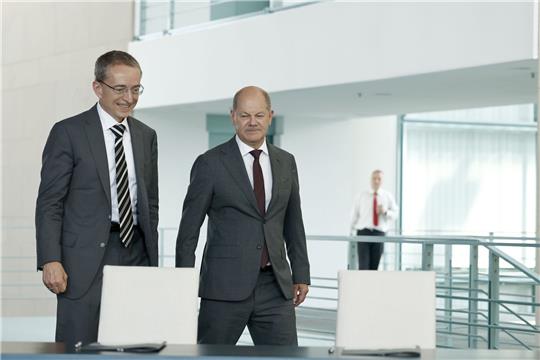 Intel-CEO Pat Gelsinger und Bundeskanzler Olaf Scholz (SPD) kommen zu der Unterzeichnung einer Vereinbarung zwischen der Bundesregierung und Intel im Bundeskanzleramt.